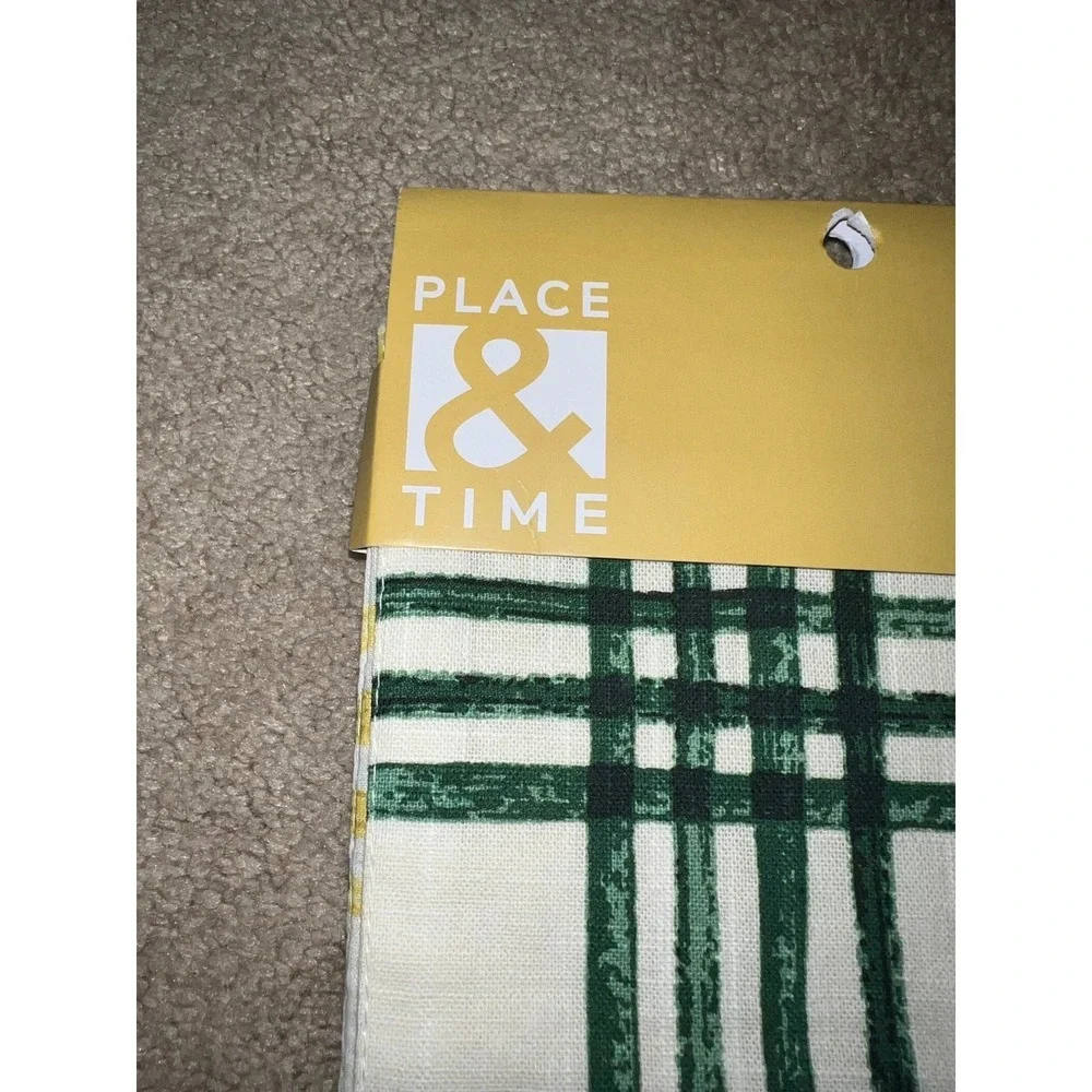 New place & Time reversible table runner  In full bloom‎  GREEN AND WHITE PLAID